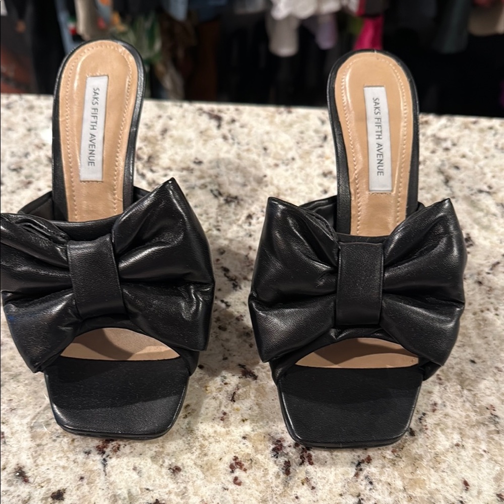 NWOB Saks Fifth Avenue Bow Heels 6